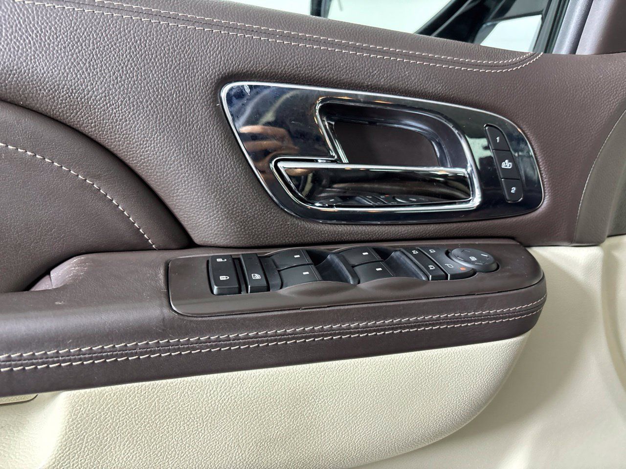 Used 2014 Cadillac Escalade Platinum AWD/4WD image 8