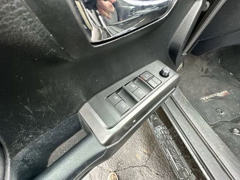 Used 2017 Toyota Tacoma TRD Sport w/ Premium & Technology Package image 18