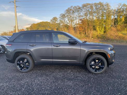 New 2025 Jeep Grand Cherokee Limited image 2