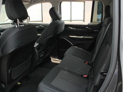 Used 2022 Jeep Grand Cherokee Laredo w/ Luxury Tech Group I AWD/4WD image 21