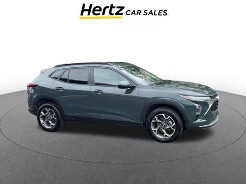 Used 2025 Chevrolet Trax LT image 1