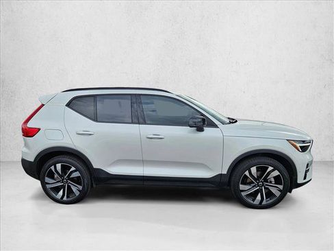 Used 2025 Volvo XC40 B5 Plus image 4