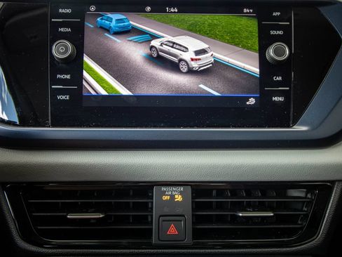 Used 2023 Volkswagen Taos SE w/ Panoramic Sunroof Package FWD image 43