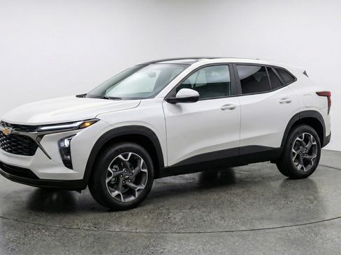 Used 2025 Chevrolet Trax LT w/ LT Convenience Package FWD image 3
