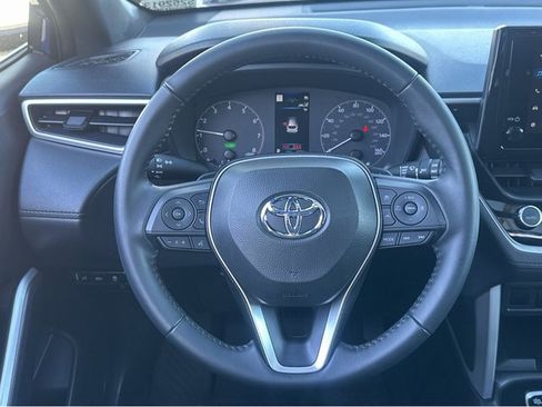 Used 2024 Toyota Corolla Cross SE image 11
