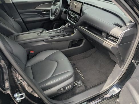 Used 2024 Toyota Grand Highlander AWD image 12