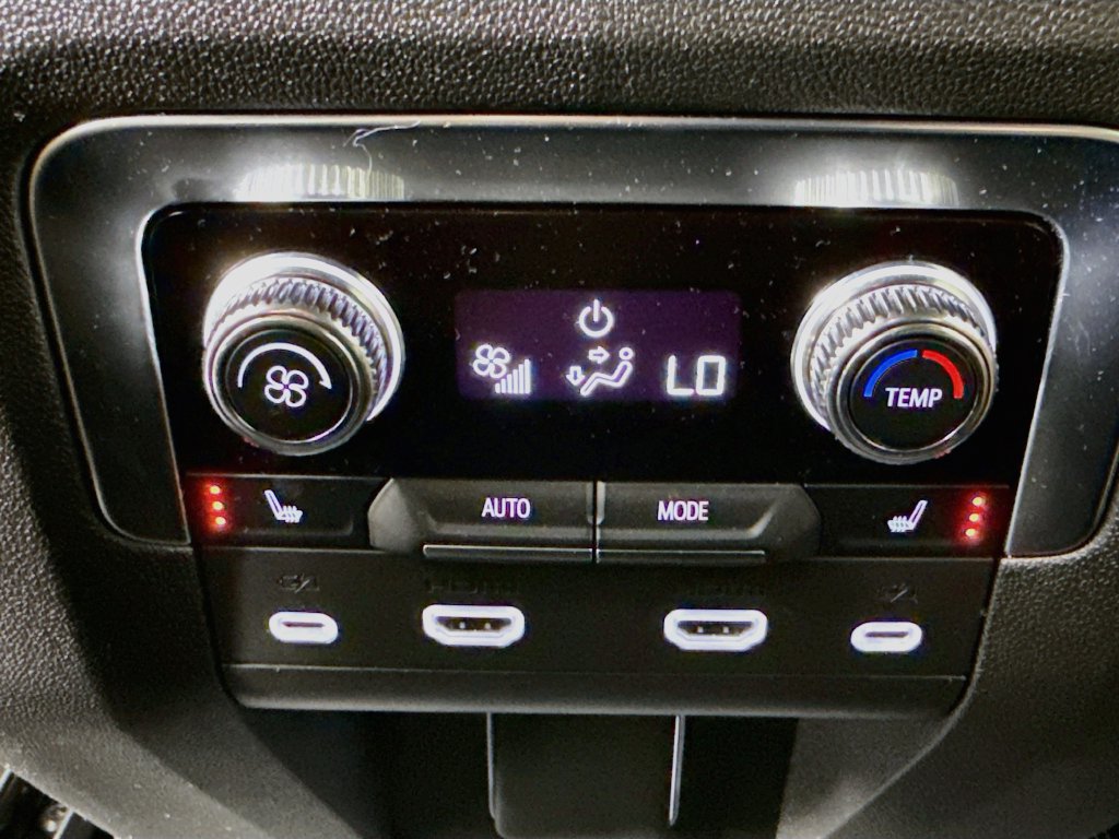 Used 2024 GMC Yukon XL SLT w/ SLT Luxury Package AWD/4WD image 26