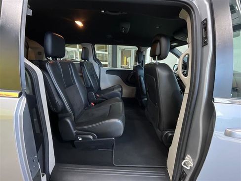 Used 2019 Dodge Grand Caravan SXT image 20