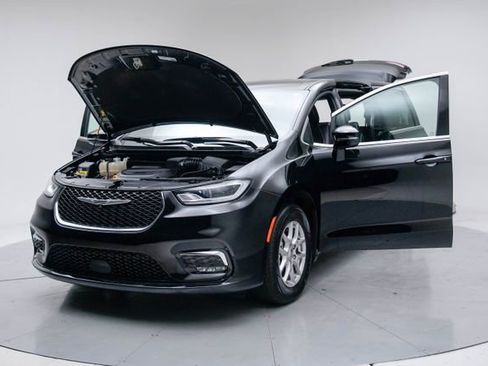 Used 2025 Chrysler Pacifica Select image 18