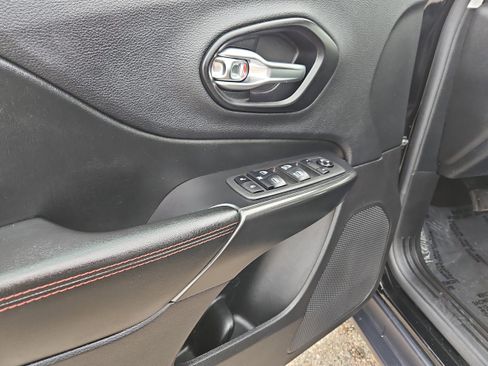 Used 2021 Jeep Cherokee Trailhawk image 8