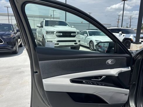 New 2025 Hyundai Elantra Limited image 17