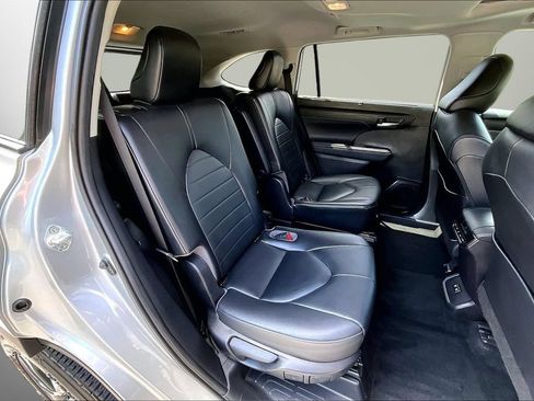 Used 2021 Toyota Highlander XLE FWD image 24