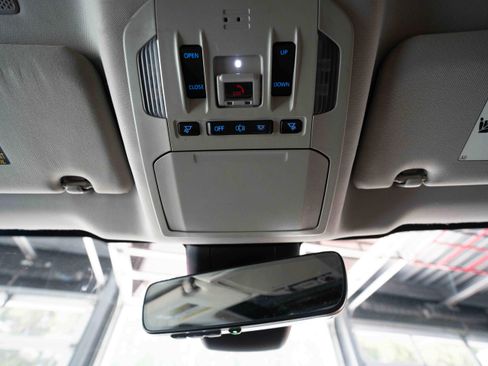 Used 2021 Toyota Highlander XLE AWD/4WD image 18