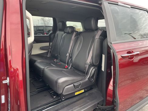 Used 2024 Kia Carnival LX image 30