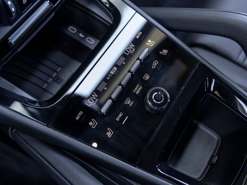 Certified 2026 Porsche Cayenne Coupe AWD/4WD image 37