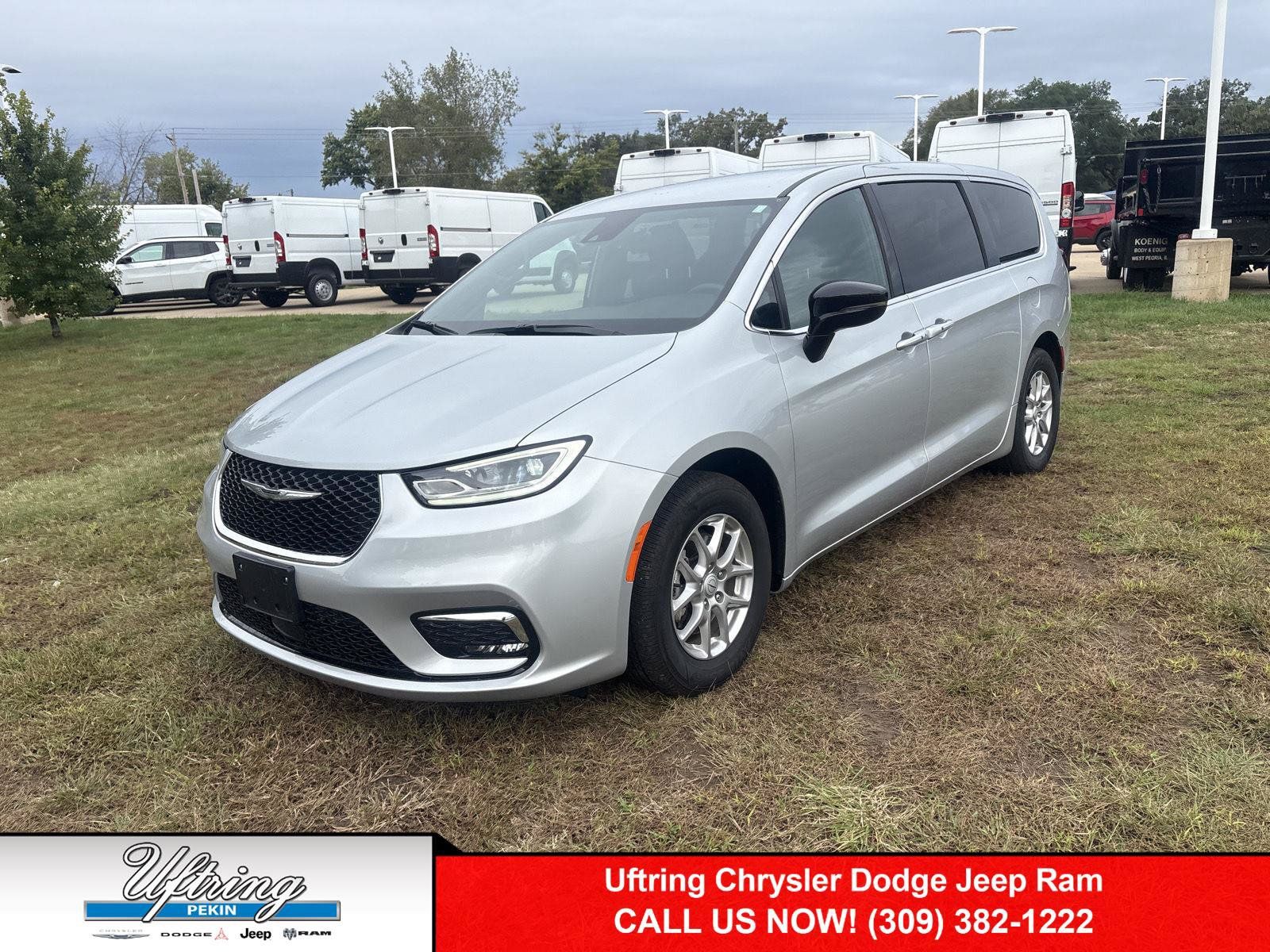 Used 2026 Chrysler Pacifica Select FWD image 1
