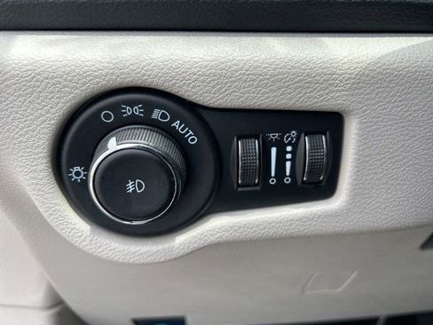 Used 2023 Chrysler Pacifica Touring-L FWD image 19