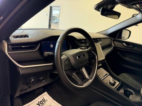 Used 2025 Jeep Grand Cherokee Altitude AWD/4WD image 14