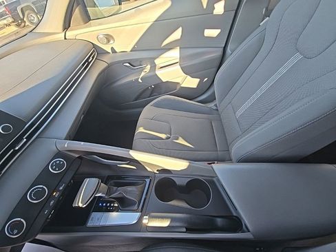 Used 2022 Hyundai Elantra SE image 21