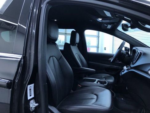 Used 2025 Chrysler Pacifica Select FWD image 15