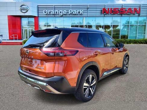 Used 2021 Nissan Rogue Platinum image 2