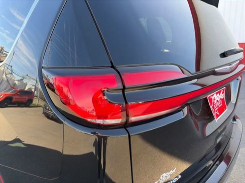 Used 2022 Chrysler Pacifica Touring-L FWD image 20