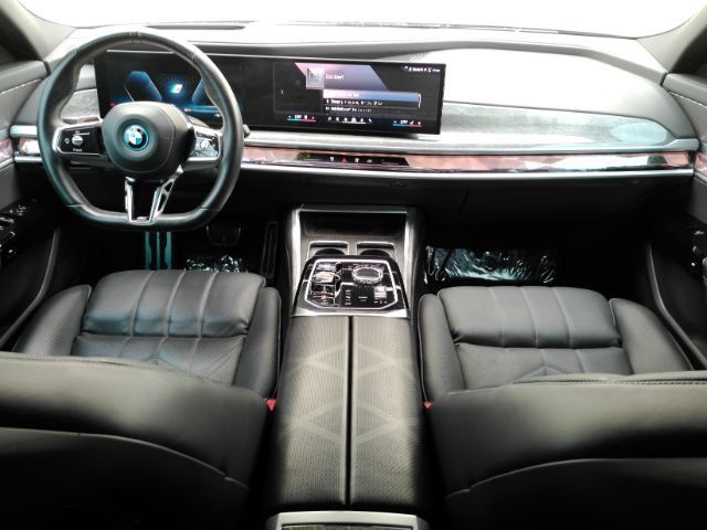Used 2024 BMW i7 xDrive60 w/ Premium Package AWD/4WD image 2