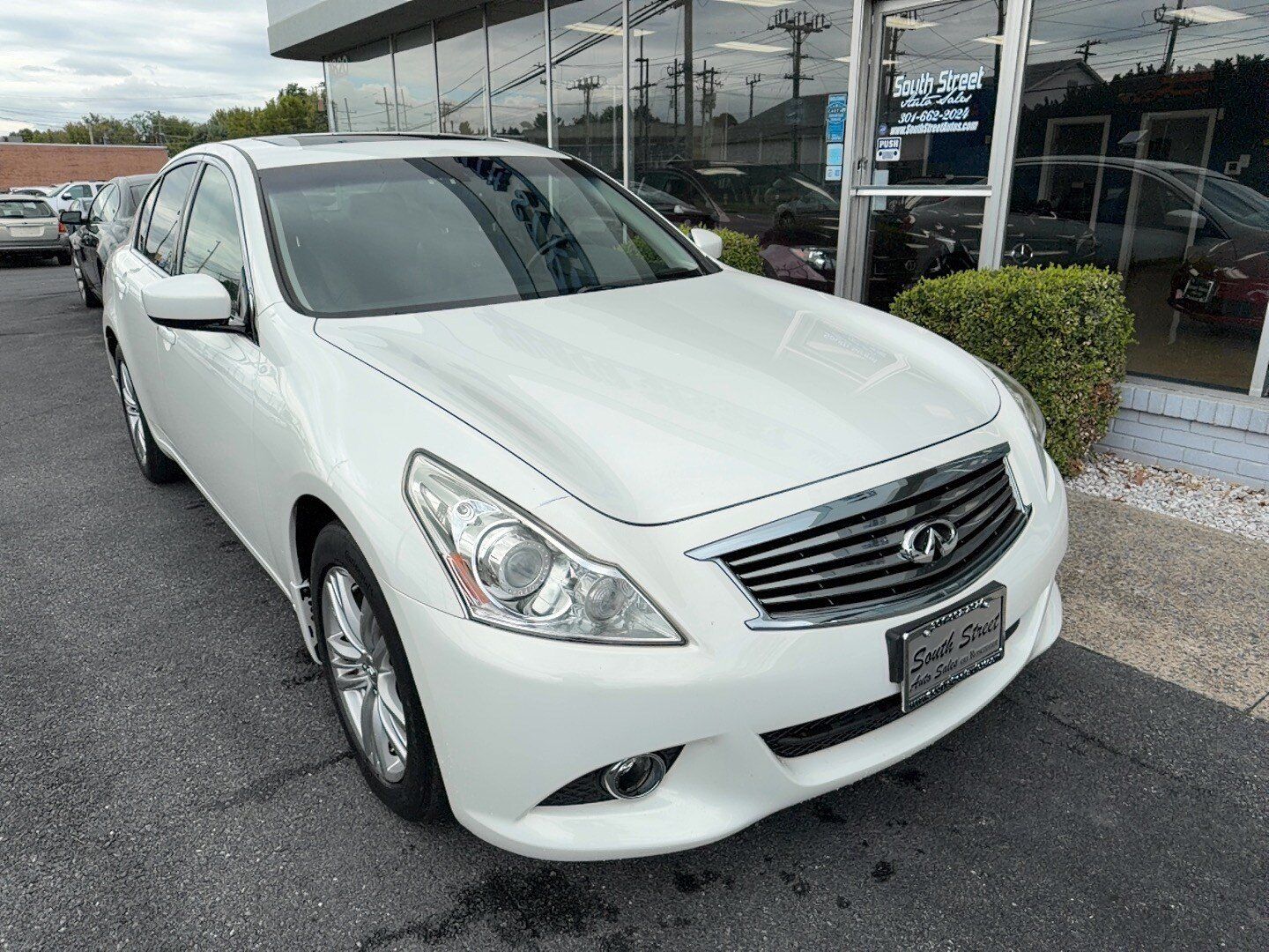 Used 2013 INFINITI G37 x Sedan w/ Premium Pkg AWD/4WD image 2
