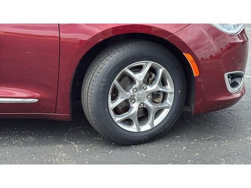 Used 2017 Chrysler Pacifica Limited w/ Advanced Safetytec Group FWD image 11