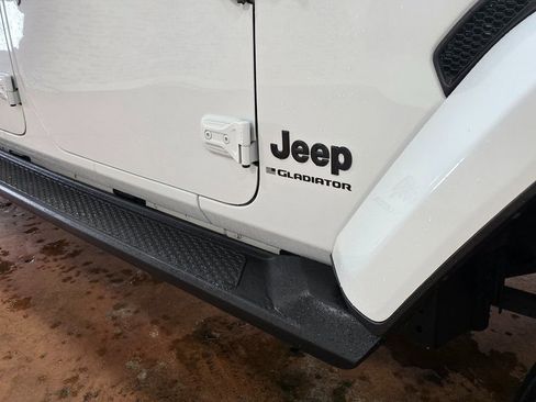Used 2023 Jeep Gladiator Overland image 13
