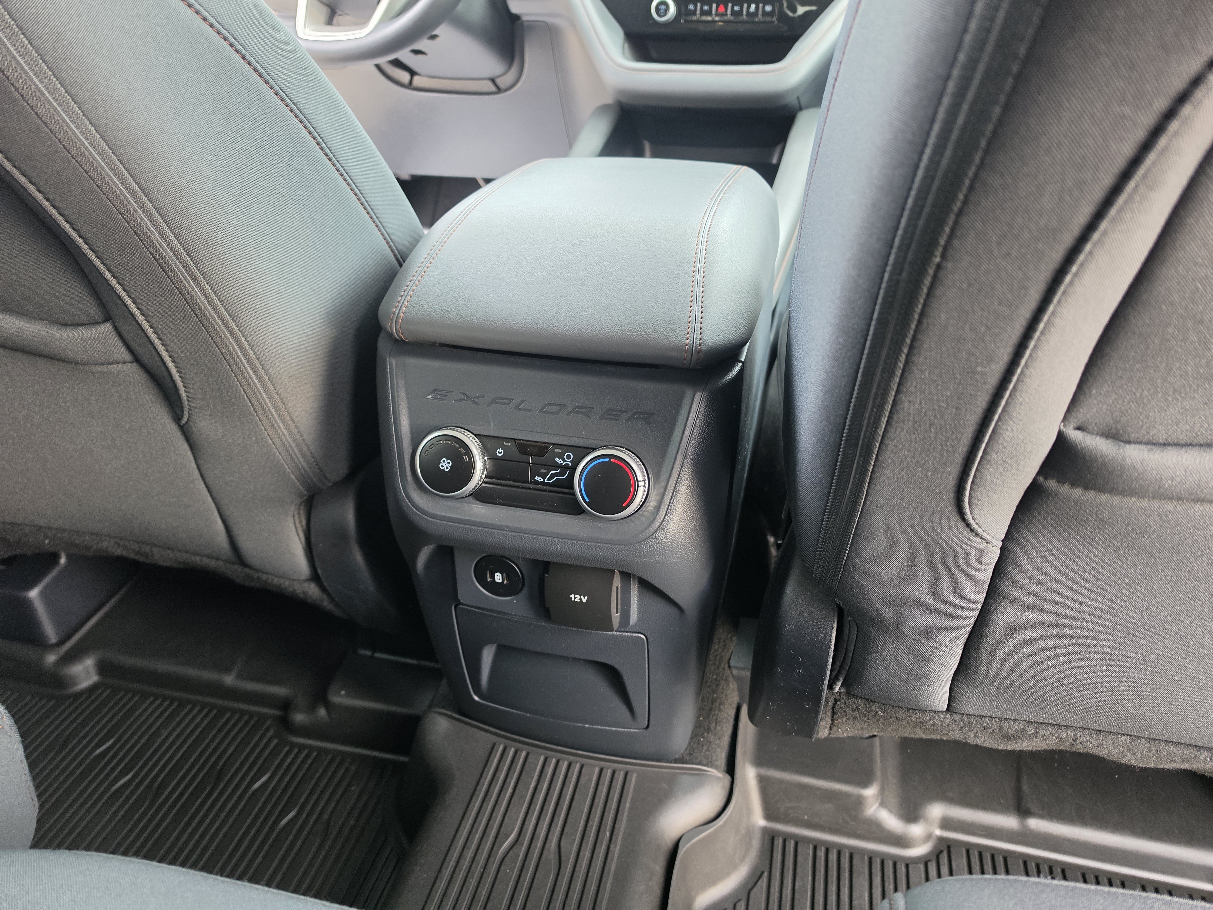 Used 2025 Ford Explorer Active AWD/4WD image 24