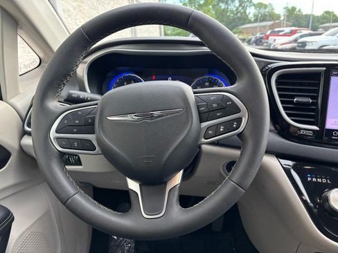 Used 2024 Chrysler Pacifica Touring-L FWD image 16