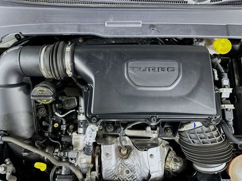 Used 2025 Jeep Compass Latitude image 32