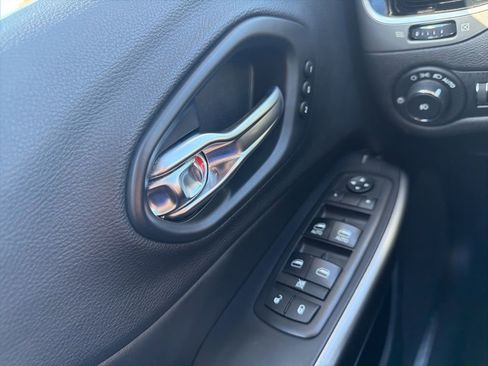 Used 2019 Jeep Cherokee Limited image 17