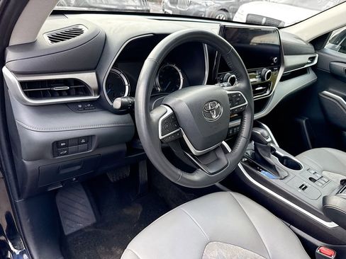 Used 2023 Toyota Highlander Bronze Edition FWD image 10