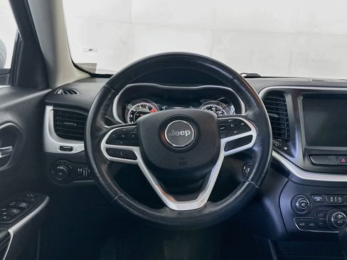 Used 2018 Jeep Cherokee Latitude Plus w/ Comfort/Convenience Group AWD/4WD image 17