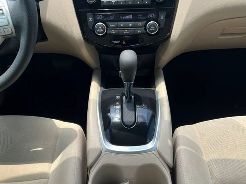 Used 2016 Nissan Rogue SV FWD image 12