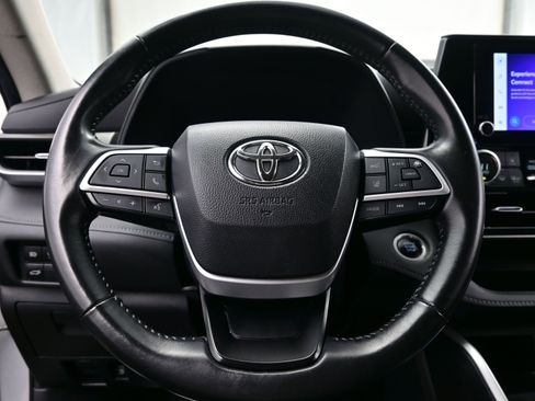 Used 2024 Toyota Highlander LE AWD/4WD image 23
