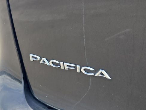 Used 2018 Chrysler Pacifica Touring-L FWD image 11