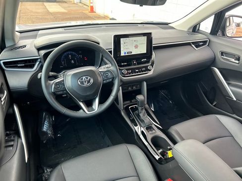 Used 2025 Toyota Corolla Cross XLE image 2