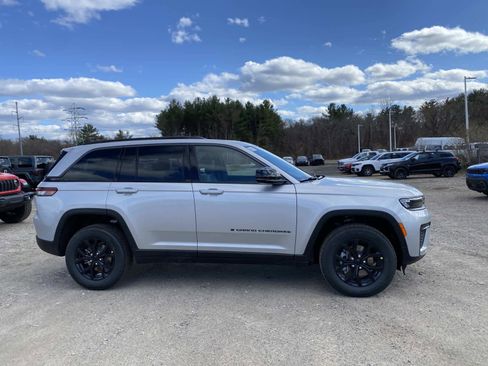 New 2026 Jeep Grand Cherokee Altitude image 2