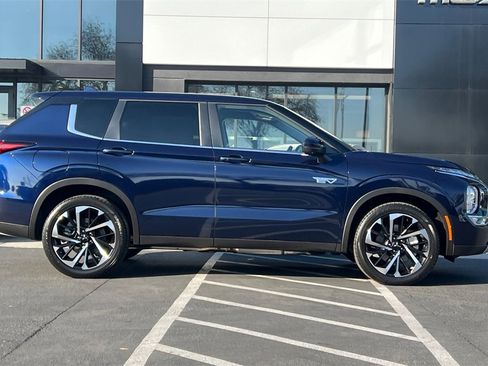 New 2025 Mitsubishi Outlander SE image 4