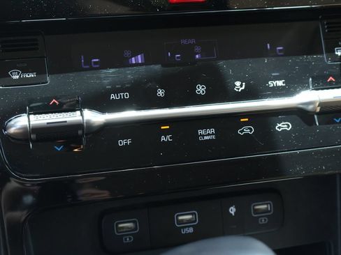 Certified 2022 Kia Carnival EX FWD image 33