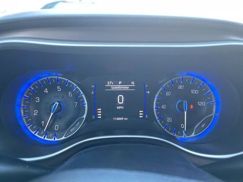 Used 2019 Chrysler Pacifica Touring-L image 12