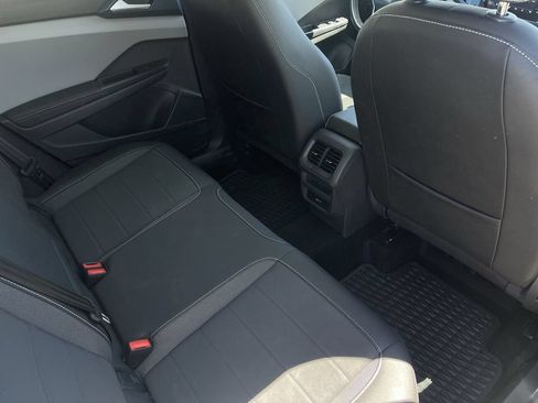 Used 2024 Volkswagen Taos SE w/ Panoramic Sunroof Package AWD/4WD image 25