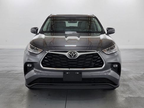 Used 2023 Toyota Highlander Limited AWD/4WD image 3