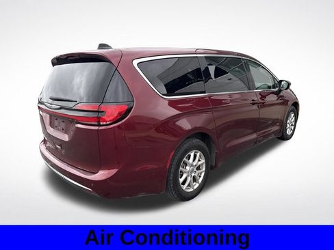 Used 2023 Chrysler Pacifica Touring-L FWD image 4