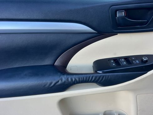 Used 2014 Toyota Highlander Plus FWD image 12