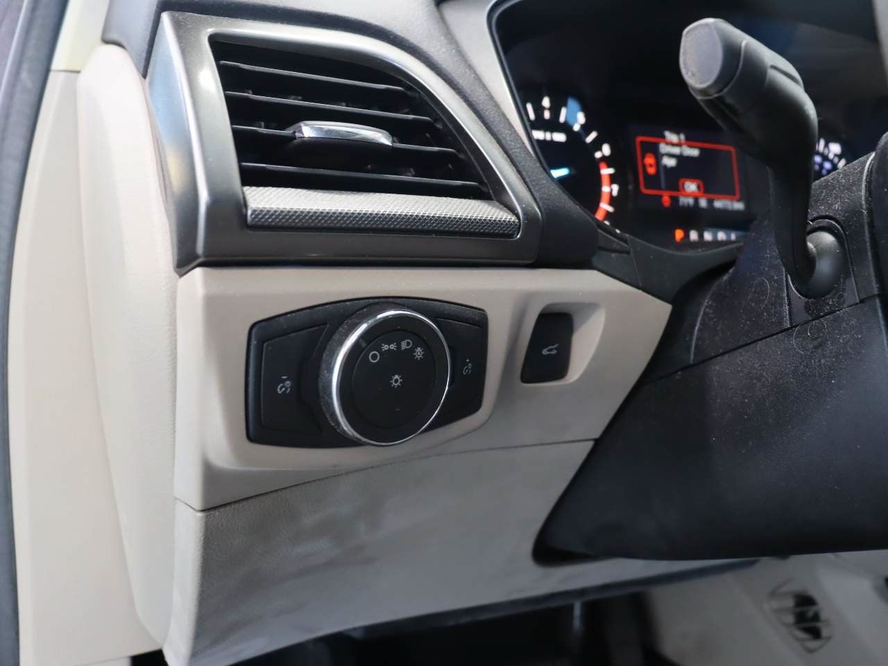 Used 2017 Ford Fusion SE FWD image 12