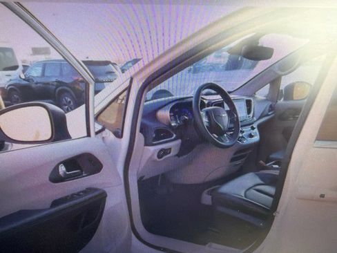 Certified 2023 Chrysler Pacifica Touring-L FWD image 5